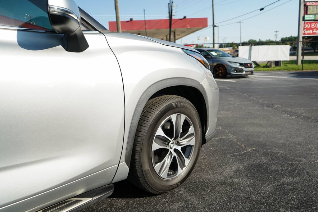 Used 2022 Toyota Highlander XLE FWD image 19