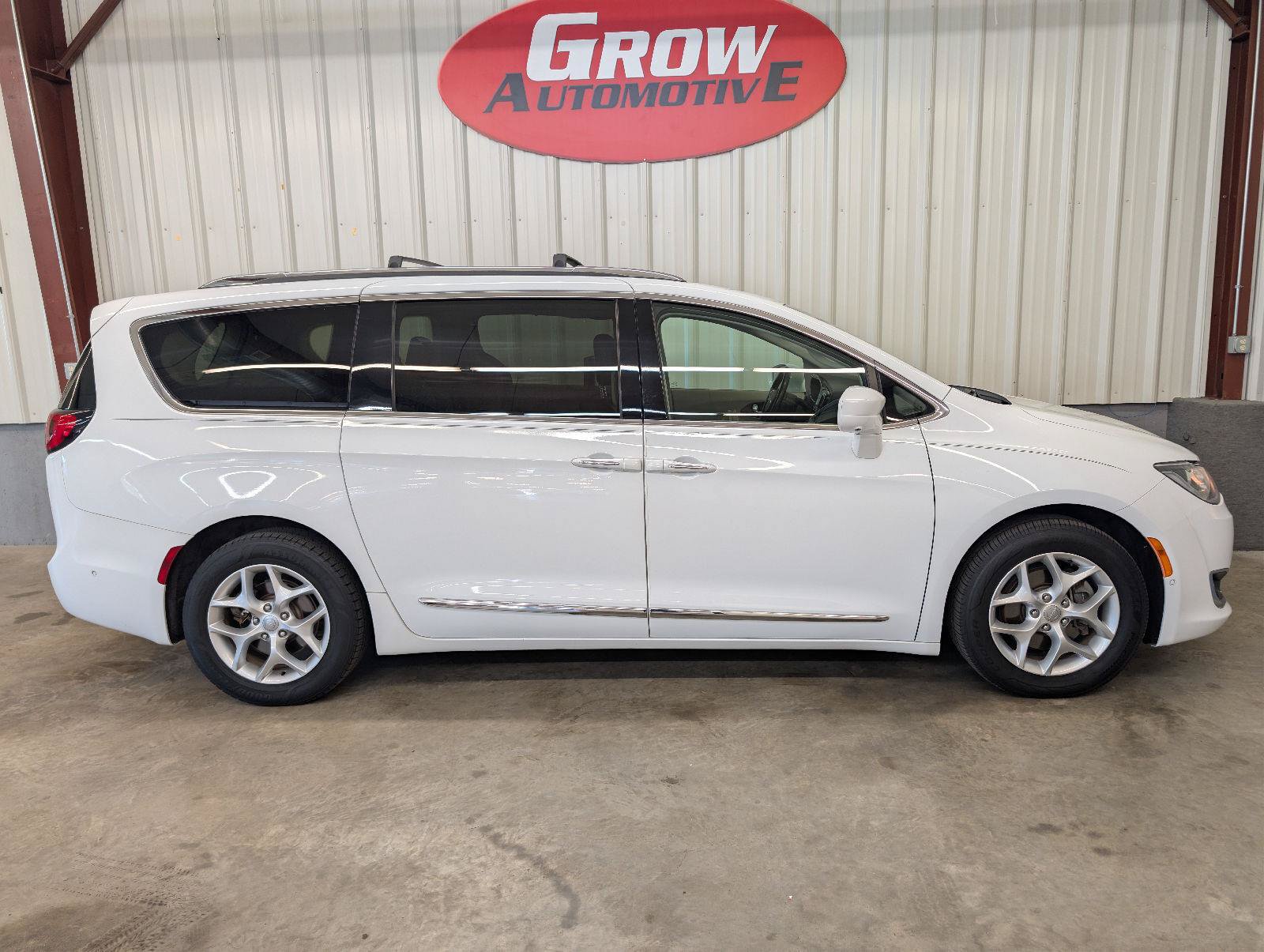 Used 2019 Chrysler Pacifica Touring-L Plus w/ Advanced Safetytec Group FWD image 11