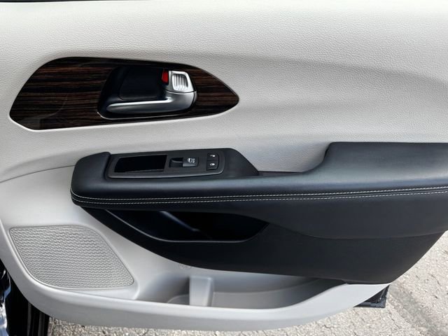 Used 2023 Chrysler Pacifica Limited image 13