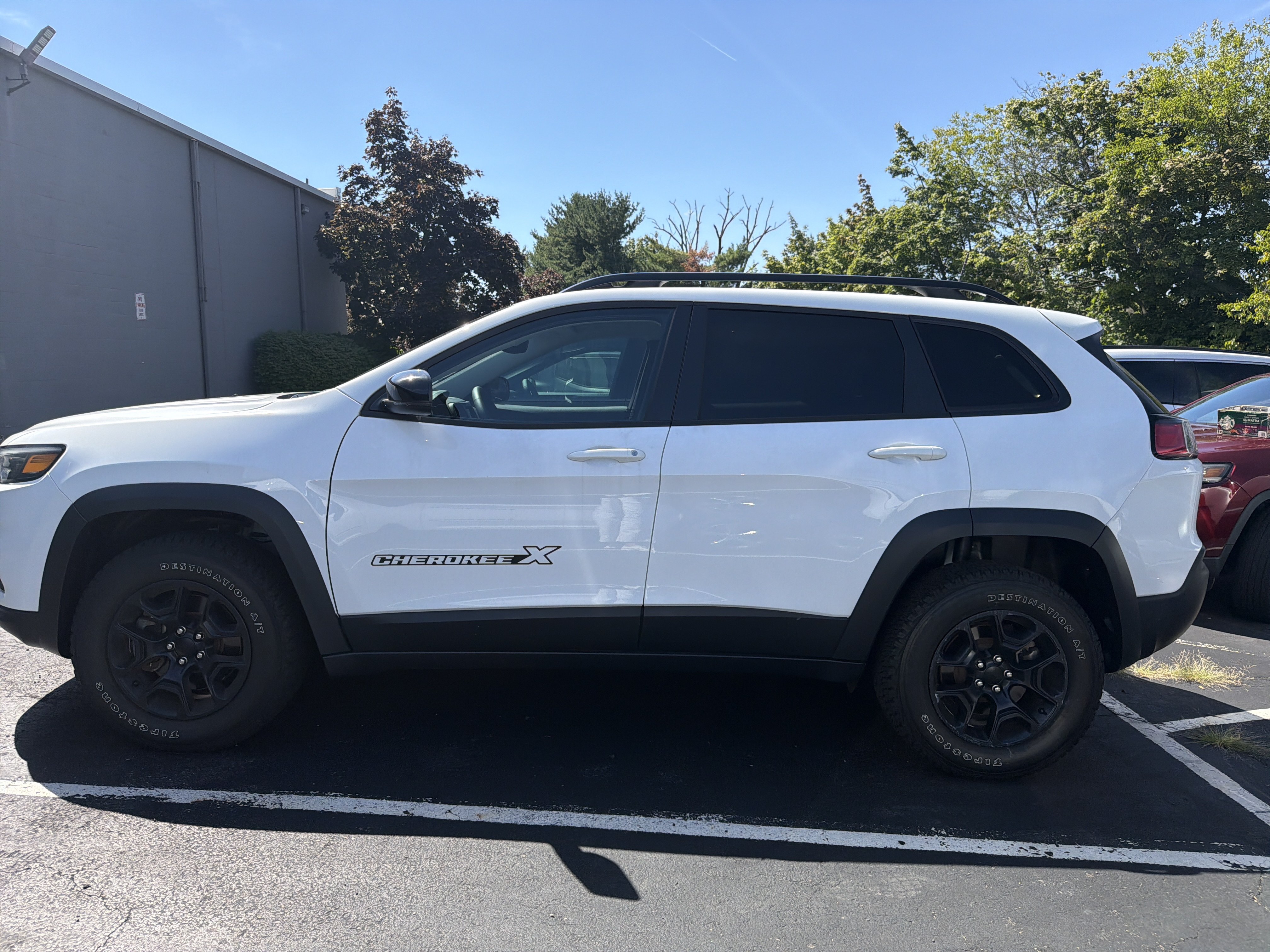 Used 2022 Jeep Cherokee Latitude w/ Sun & Sound Group AWD/4WD image 4