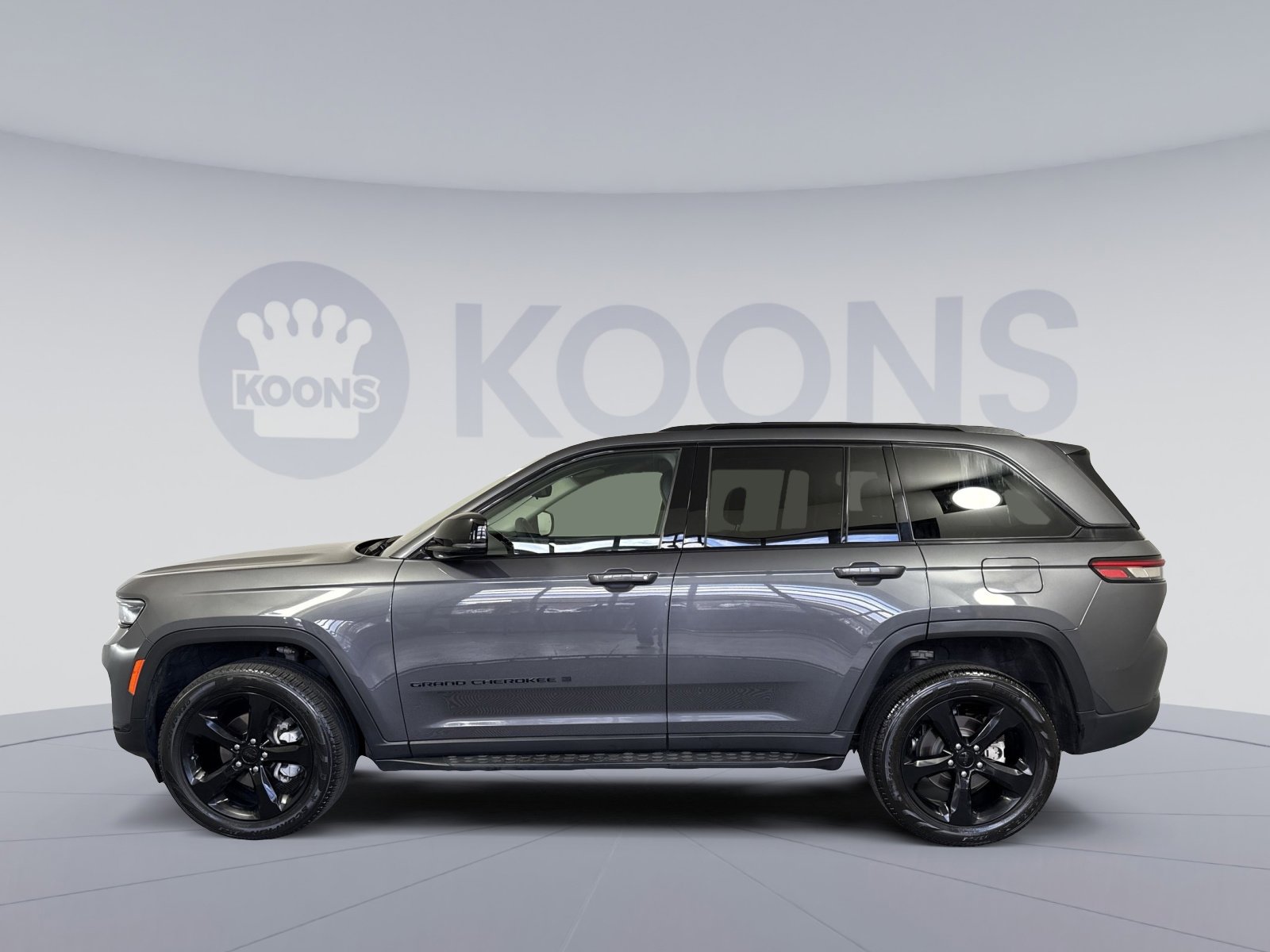 Used 2023 Jeep Grand Cherokee Limited w/ Black Appearance Package image 2