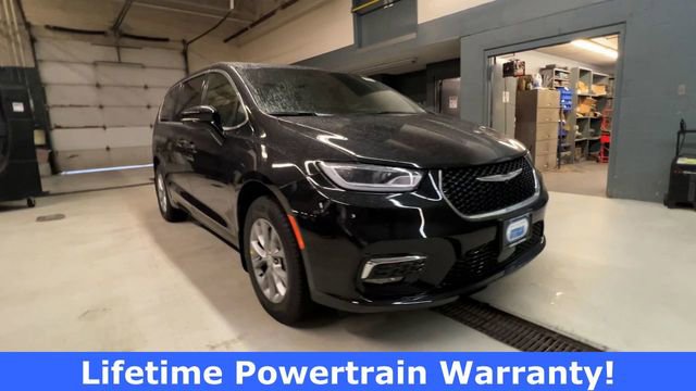 New 2026 Chrysler Pacifica Select image 2