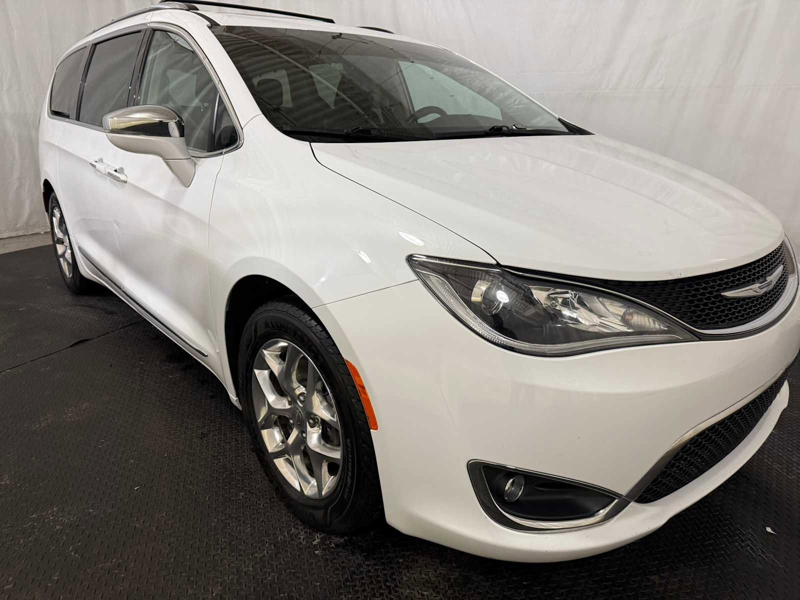 Used 2019 Chrysler Pacifica Limited image 10
