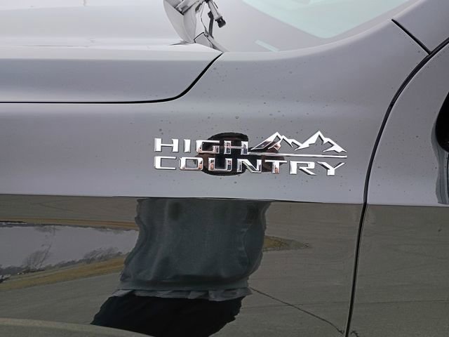 New 2026 Chevrolet Suburban High Country image 4