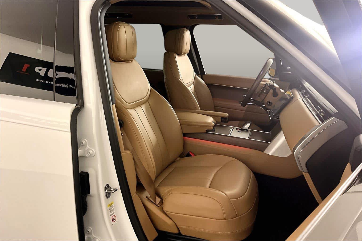Used 2025 Land Rover Range Rover SE AWD/4WD image 9