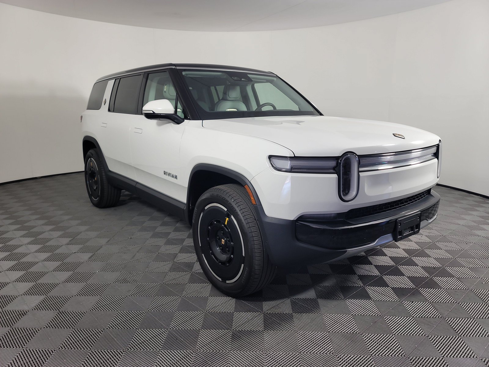 Used 2025 Rivian R1S Adventure AWD/4WD image 7