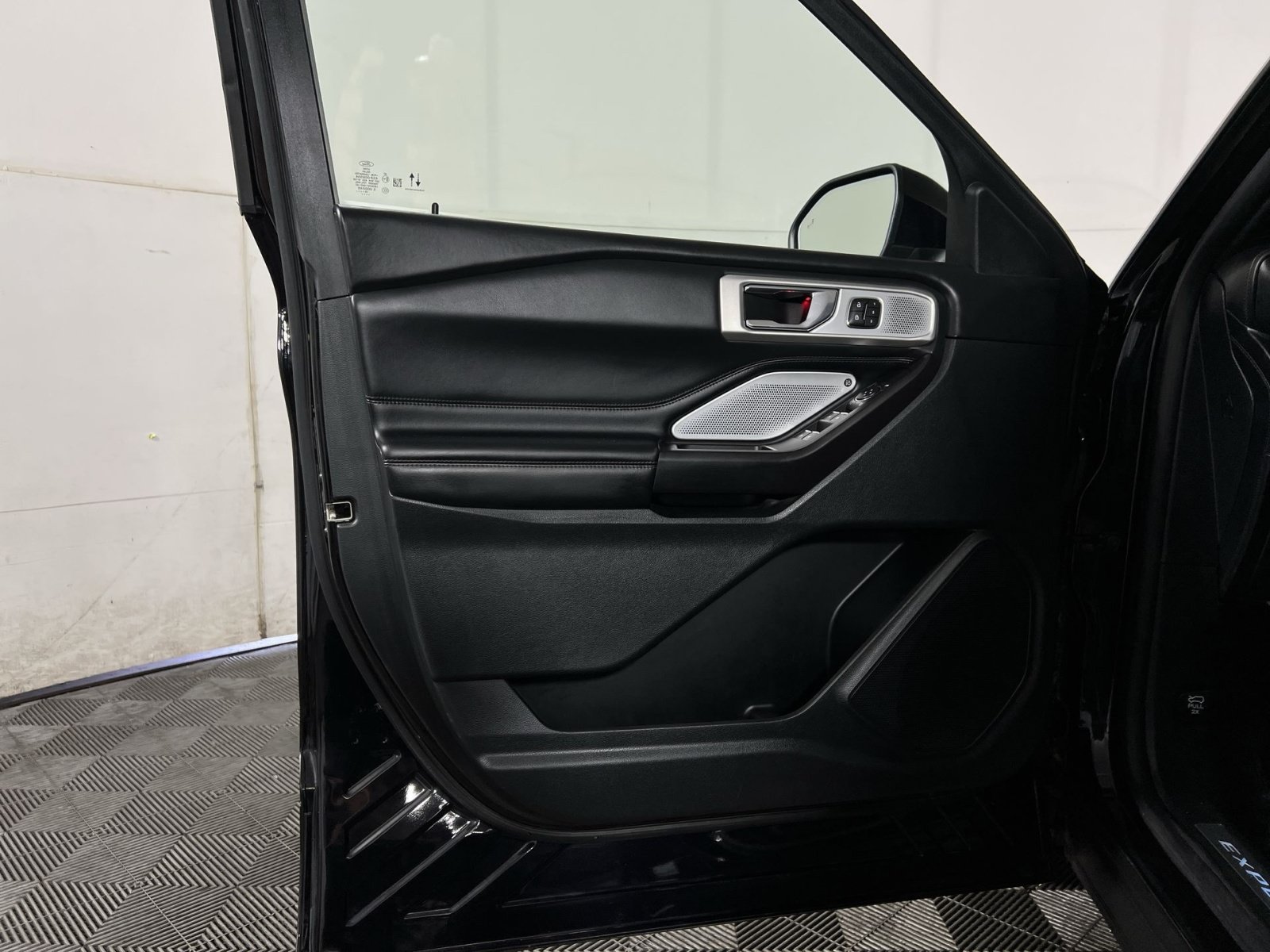 Used 2020 Ford Explorer Platinum w/ Premium Technology Package AWD/4WD image 14