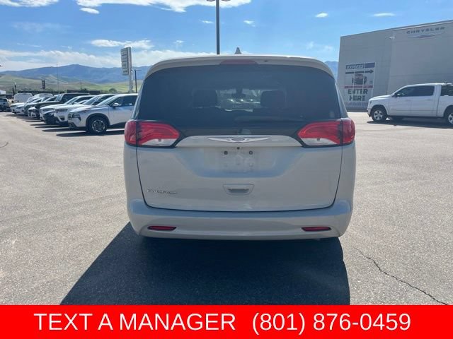 Used 2017 Chrysler Pacifica Touring FWD image 4