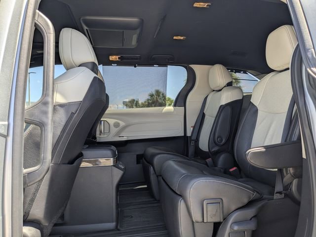 Used 2025 Toyota Sienna Platinum FWD image 19