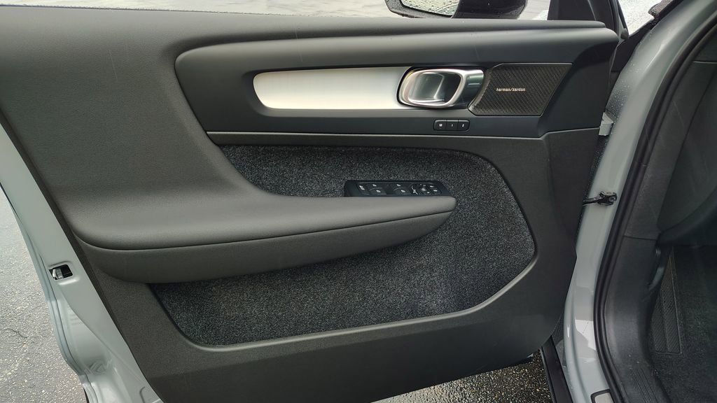 New 2026 Volvo XC40 B5 Ultra w/ Climate Package image 8