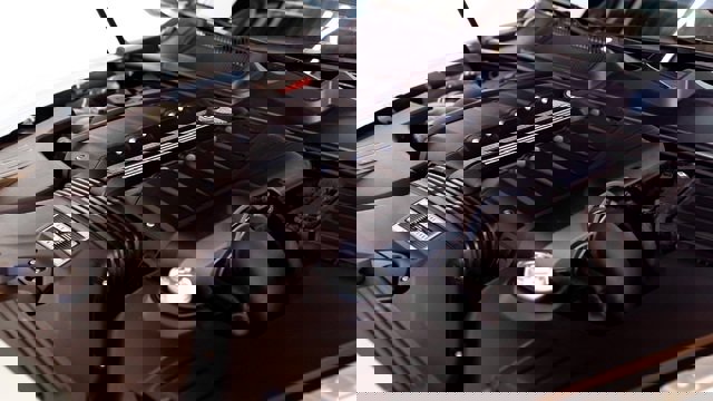 Used 2018 Bentley Bentayga image 32