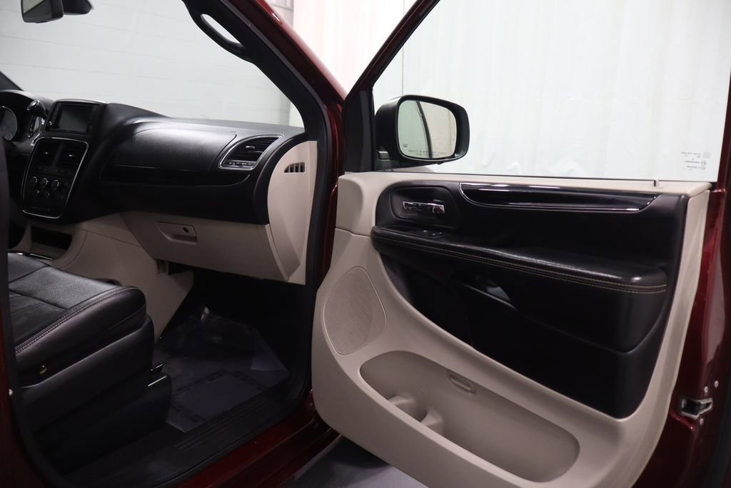 Certified 2019 Dodge Grand Caravan SXT FWD image 16