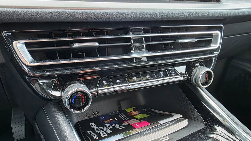 Used 2025 Chevrolet Traverse LT image 21