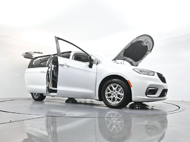 Used 2023 Chrysler Pacifica Touring-L FWD image 50