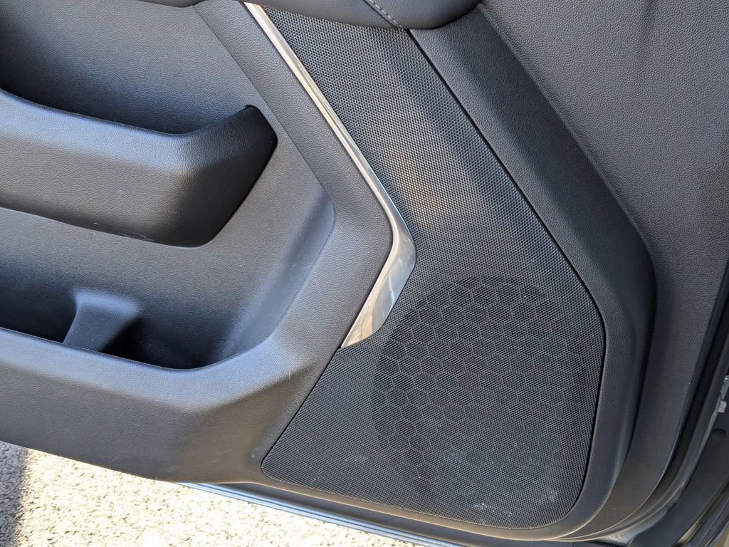 Used 2025 Chevrolet Suburban Z71 image 15