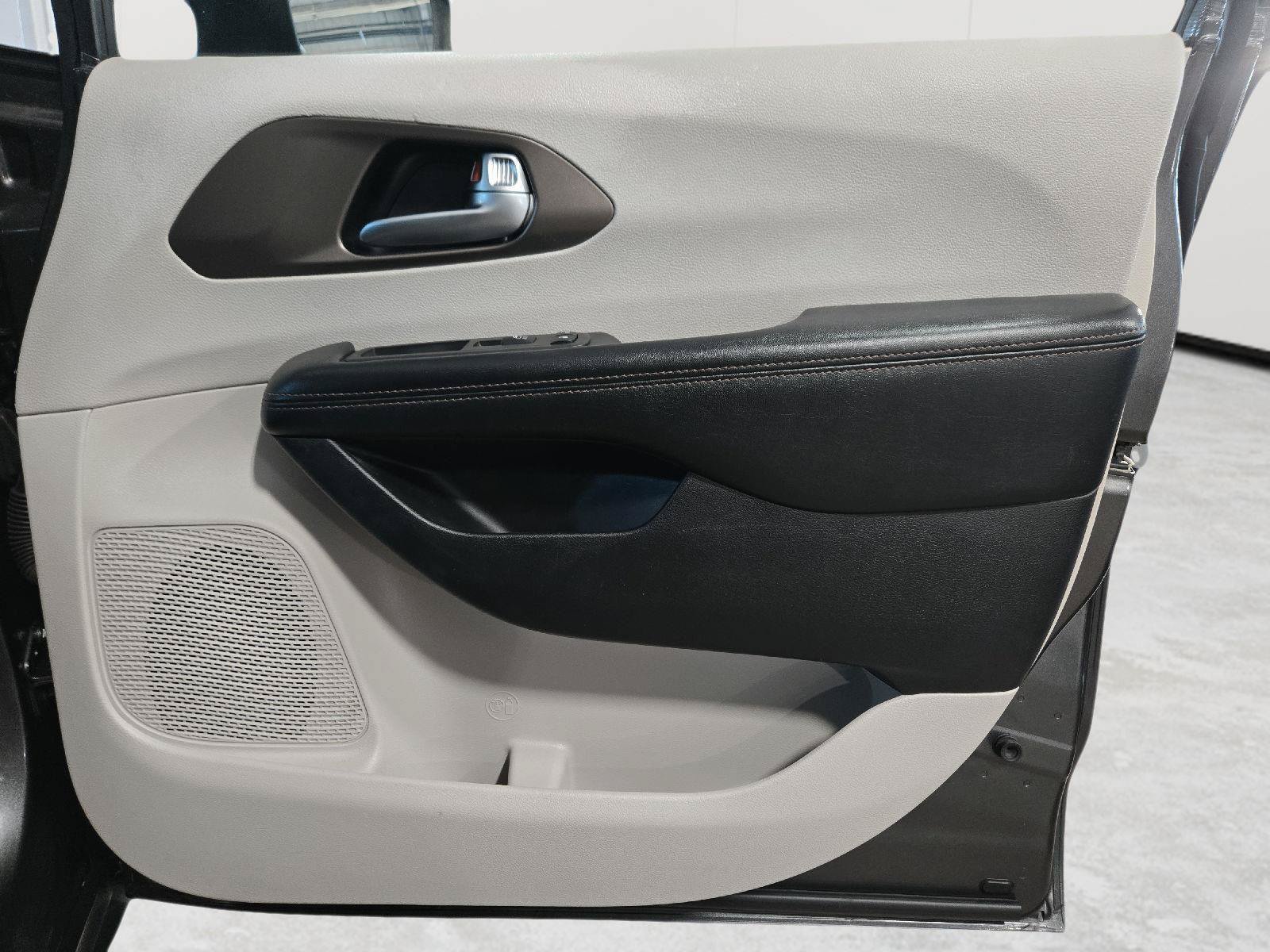 Used 2019 Chrysler Pacifica L FWD image 44