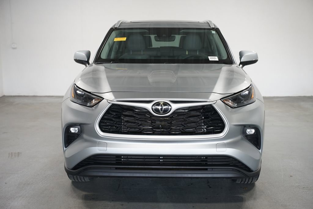 Used 2023 Toyota Highlander XLE image 2