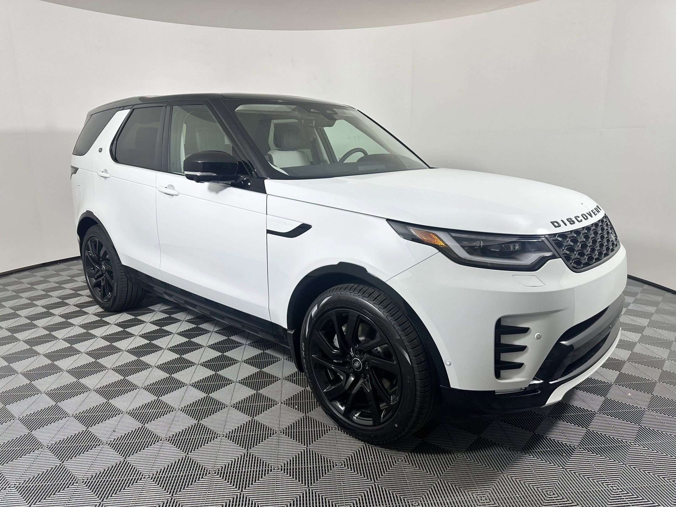 Certified 2025 Land Rover Discovery Dynamic SE AWD/4WD image 6