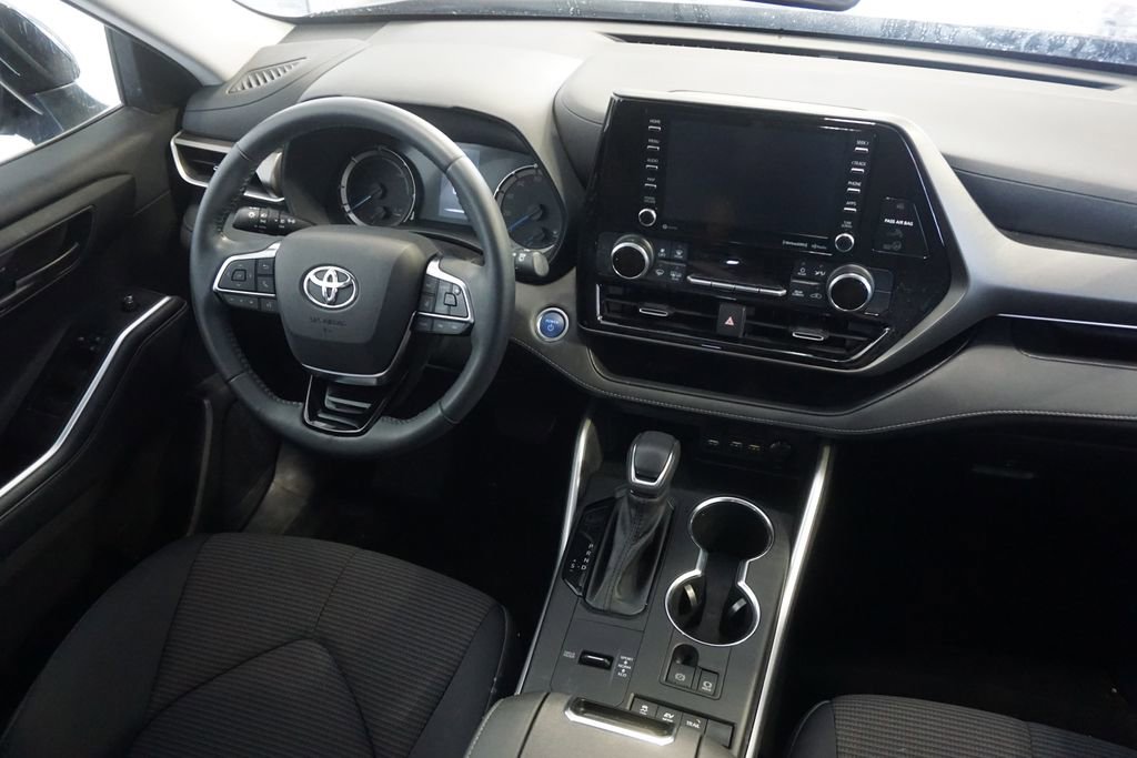 Used 2021 Toyota Highlander LE AWD/4WD image 25