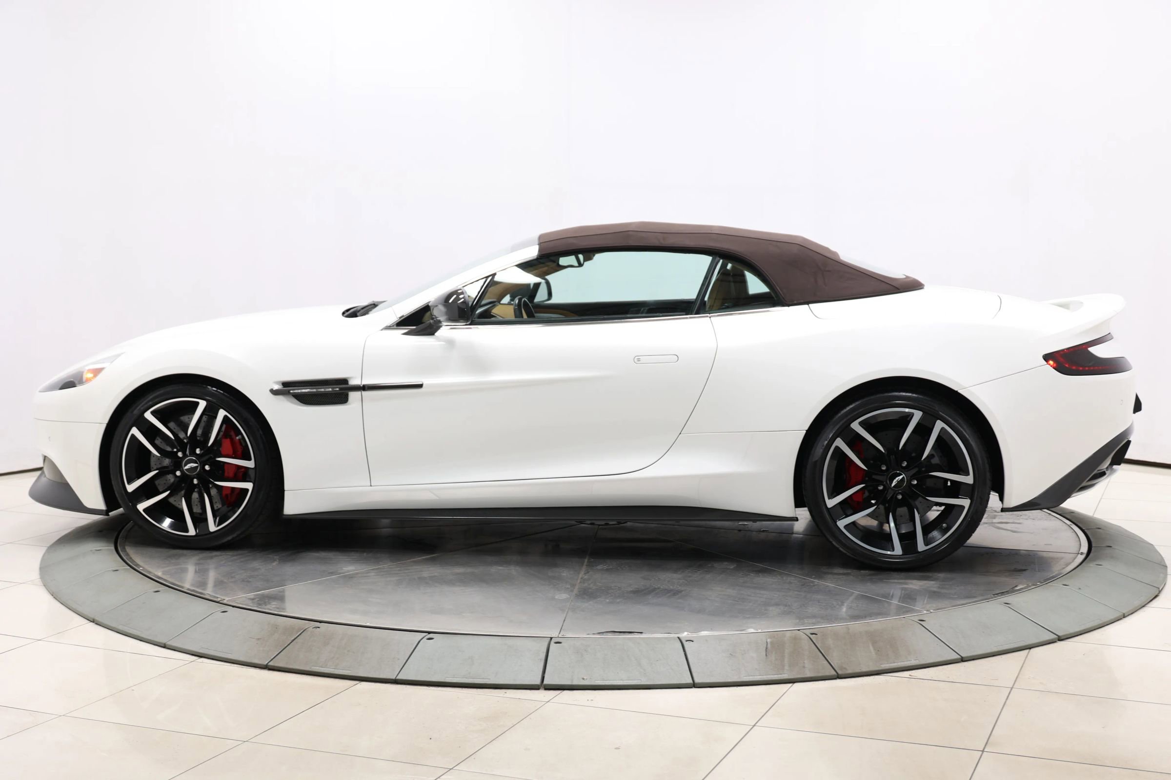 Used 2015 Aston Martin Vanquish Volante RWD image 9