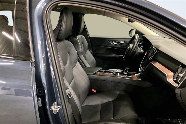 Certified 2025 Volvo V60 B5 Cross Country Plus image 8