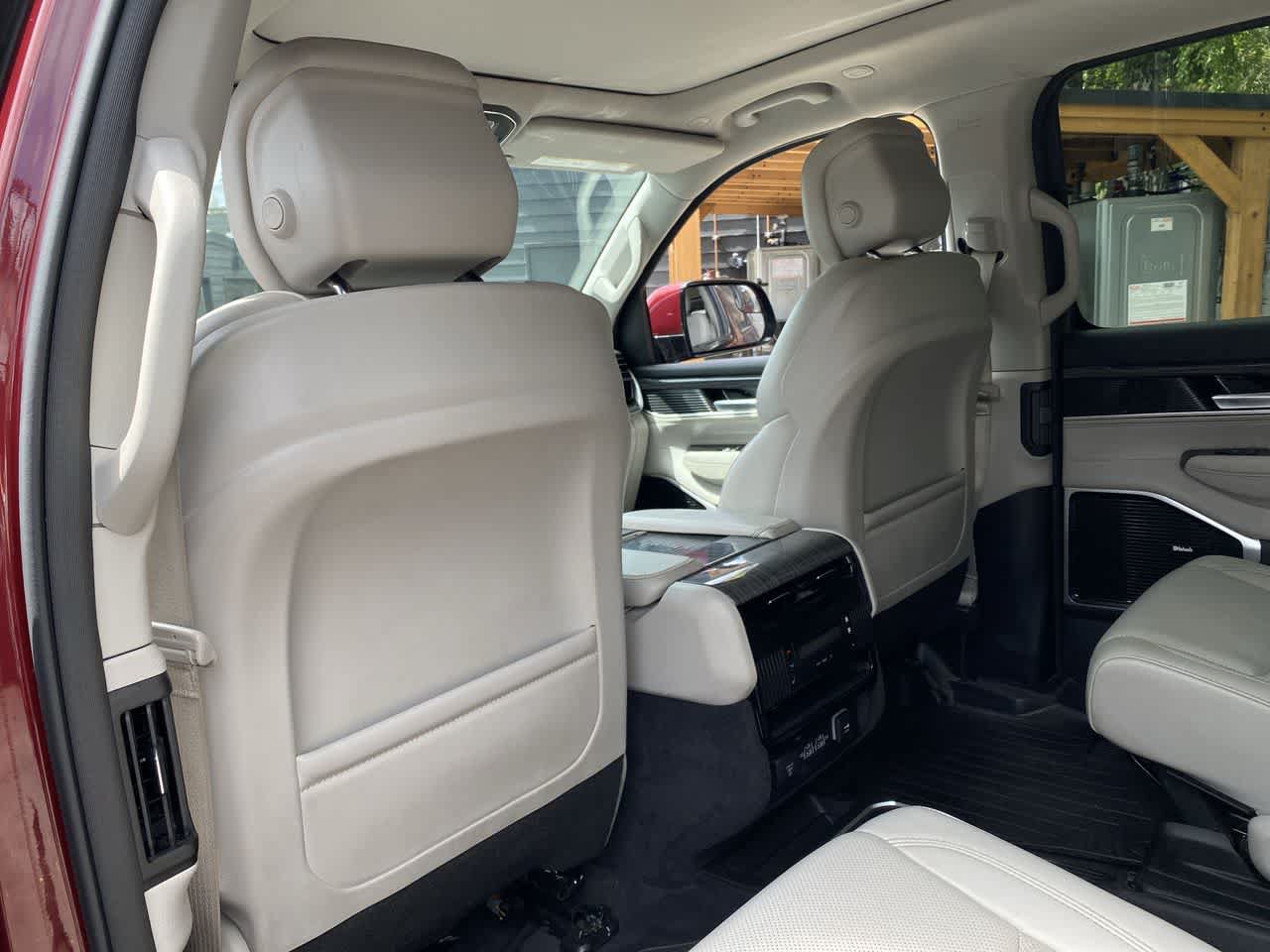 Used 2022 Jeep Wagoneer Series III w/ Premium Group I AWD/4WD image 15