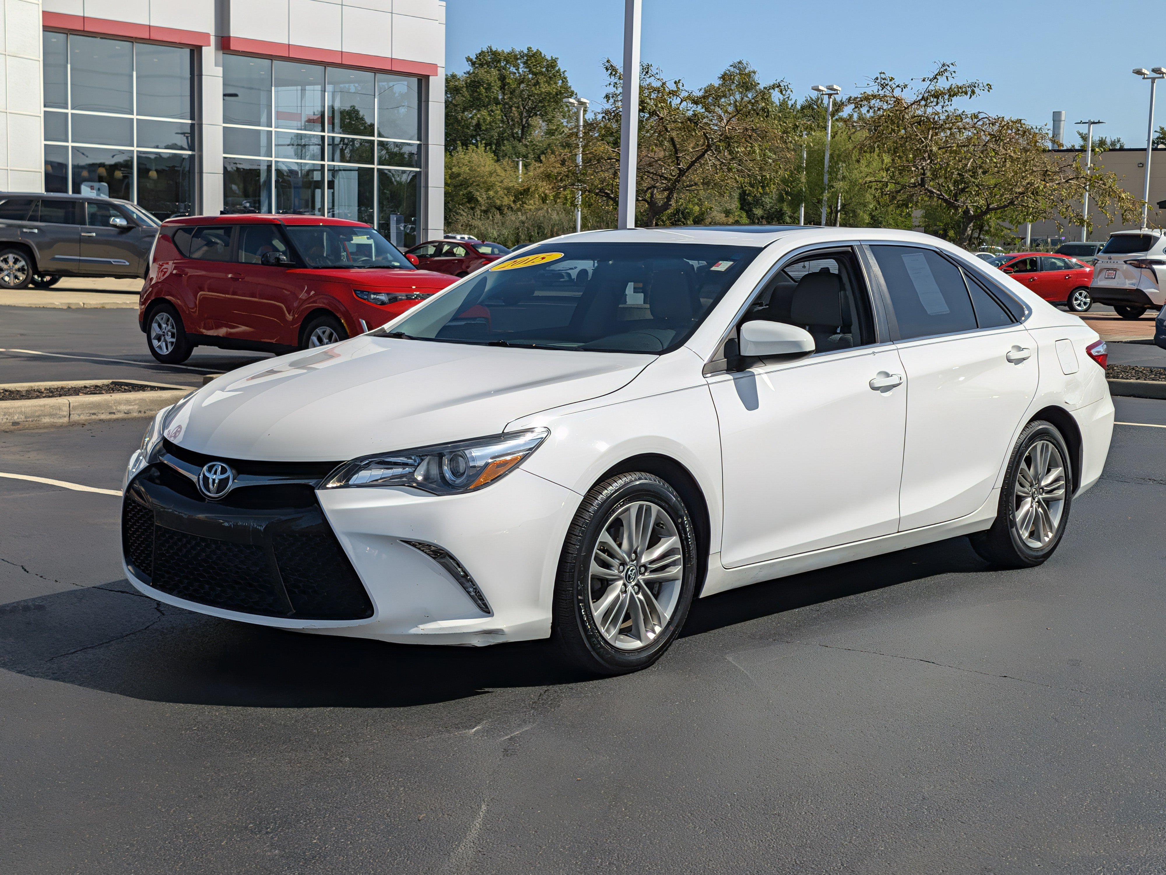 Used 2015 Toyota Camry SE w/ Moonroof Package FWD image 4