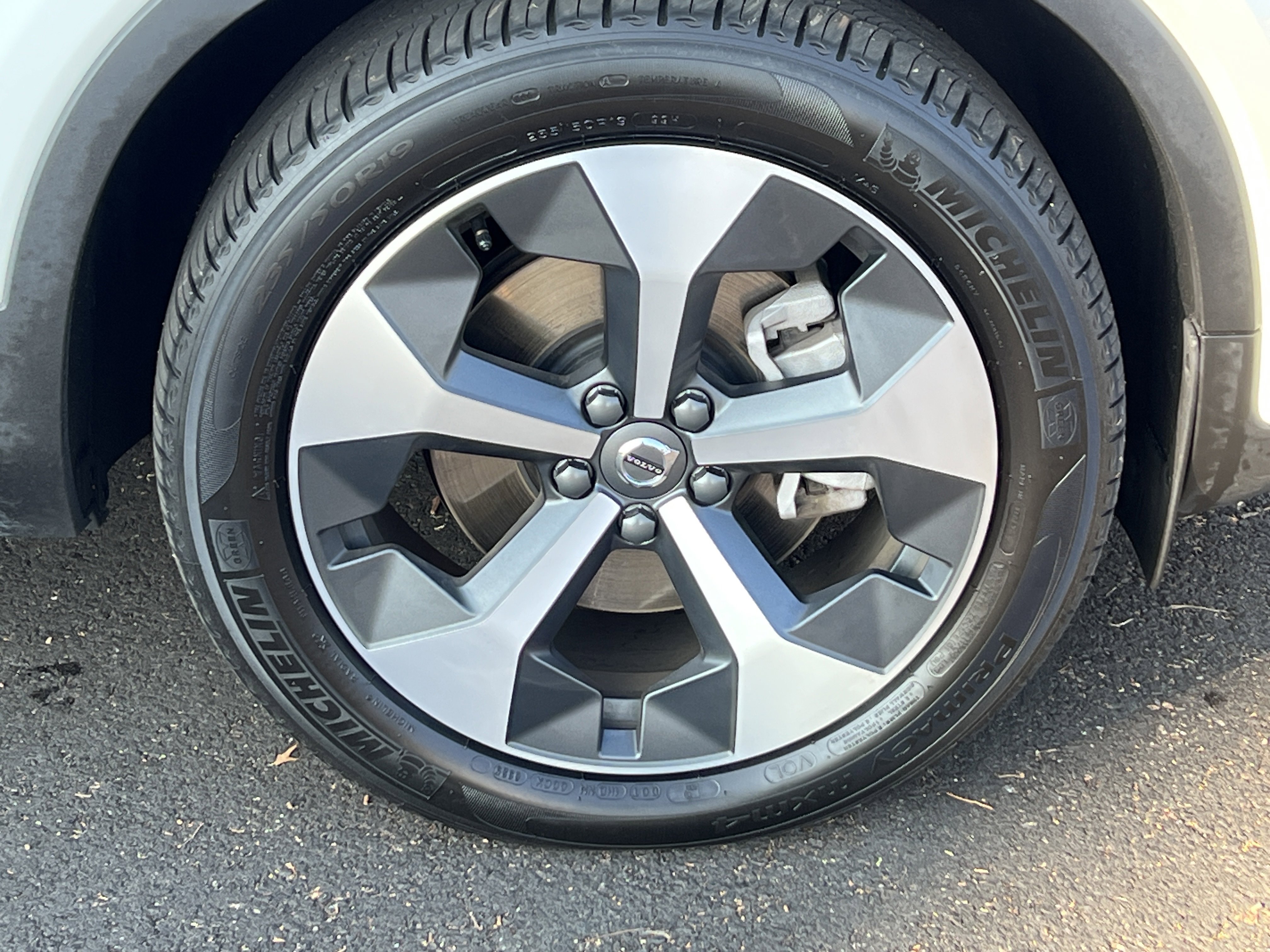 Used 2025 Volvo XC40 B5 Plus image 13