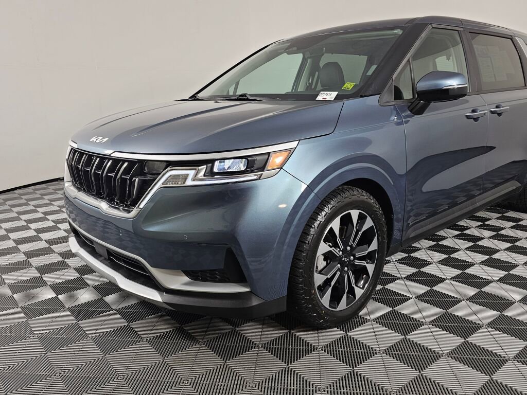 Used 2024 Kia Carnival EX image 10