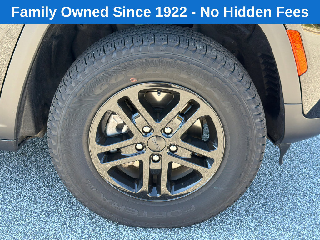 Used 2025 Jeep Grand Cherokee Laredo AWD/4WD image 12