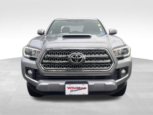 Used 2017 Toyota Tacoma TRD Sport w/ Tow Package AWD/4WD image 10
