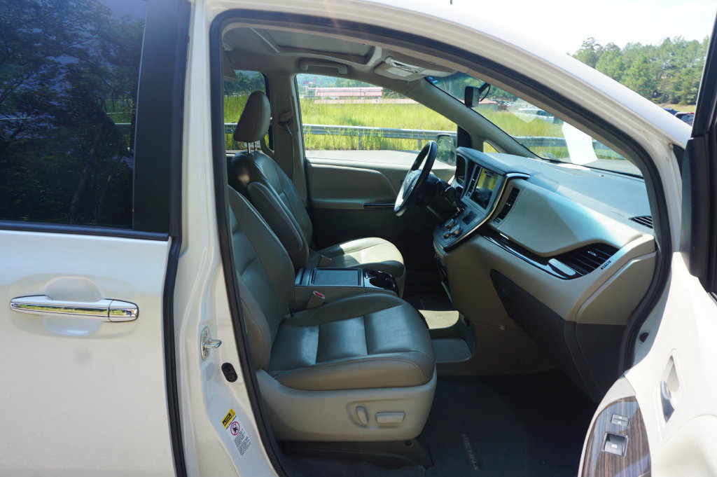 Used 2015 Toyota Sienna XLE Premium FWD image 22