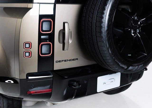 New 2026 Land Rover Defender 110 X-Dynamic SE image 32