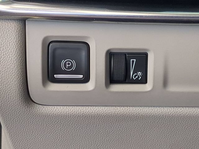Used 2021 Cadillac XT4 Luxury w/ Cold Weather Package FWD image 24