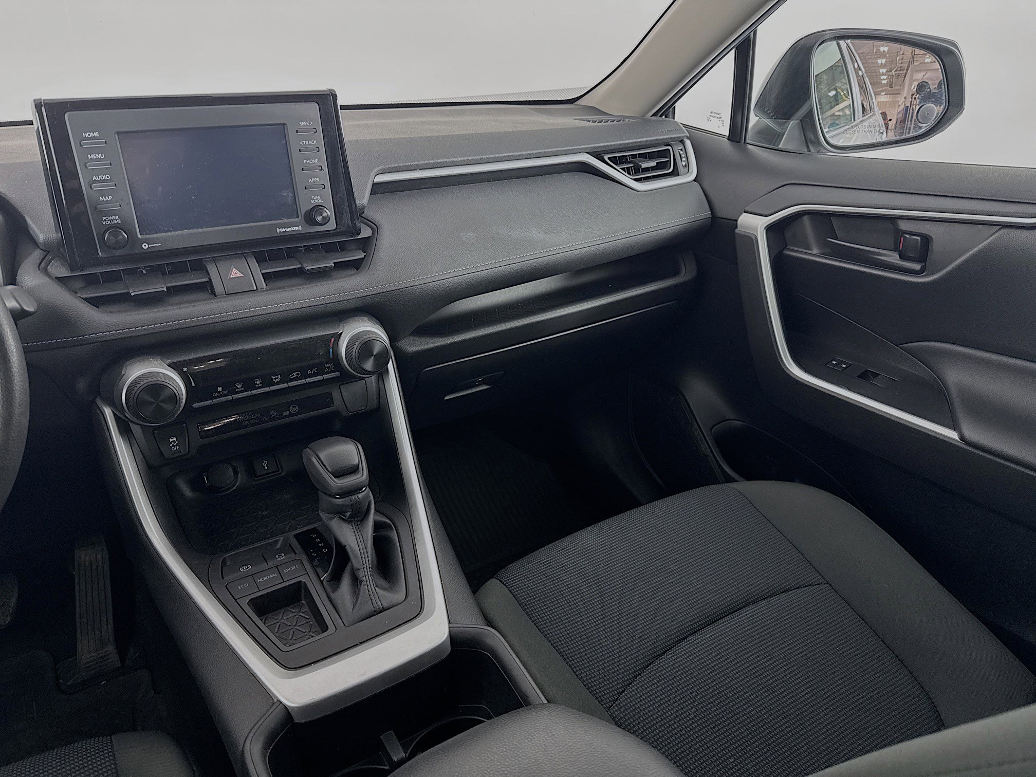 Used 2022 Toyota RAV4 LE image 21