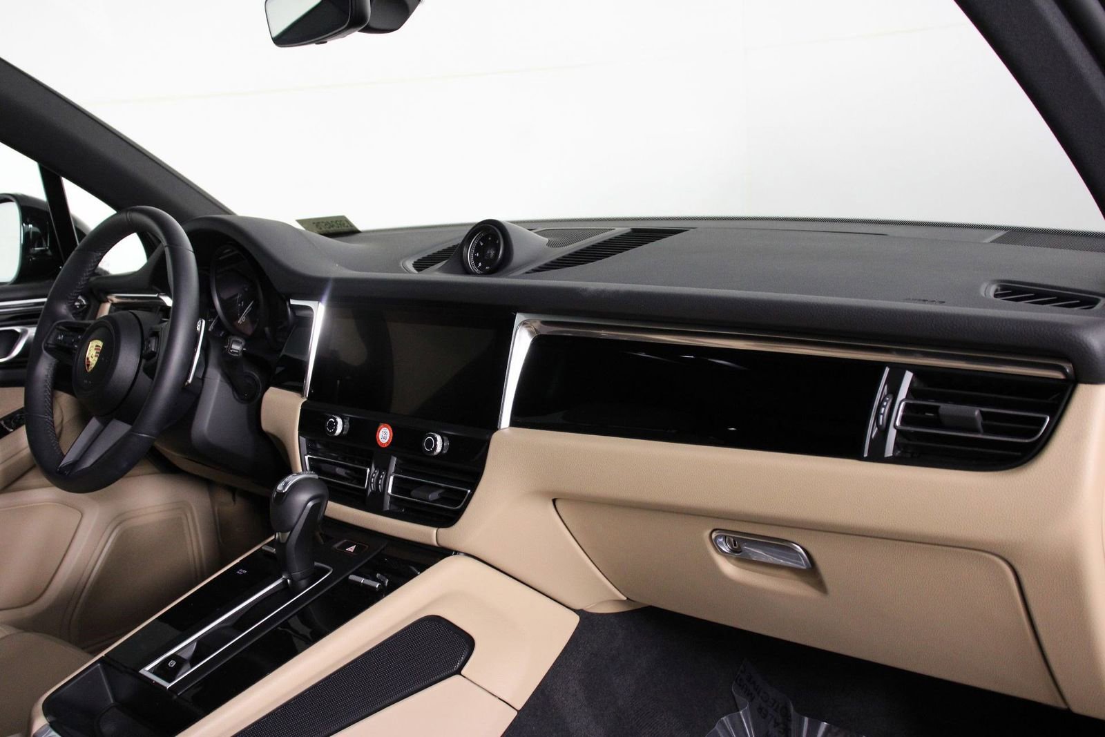 Certified 2025 Porsche Macan image 24