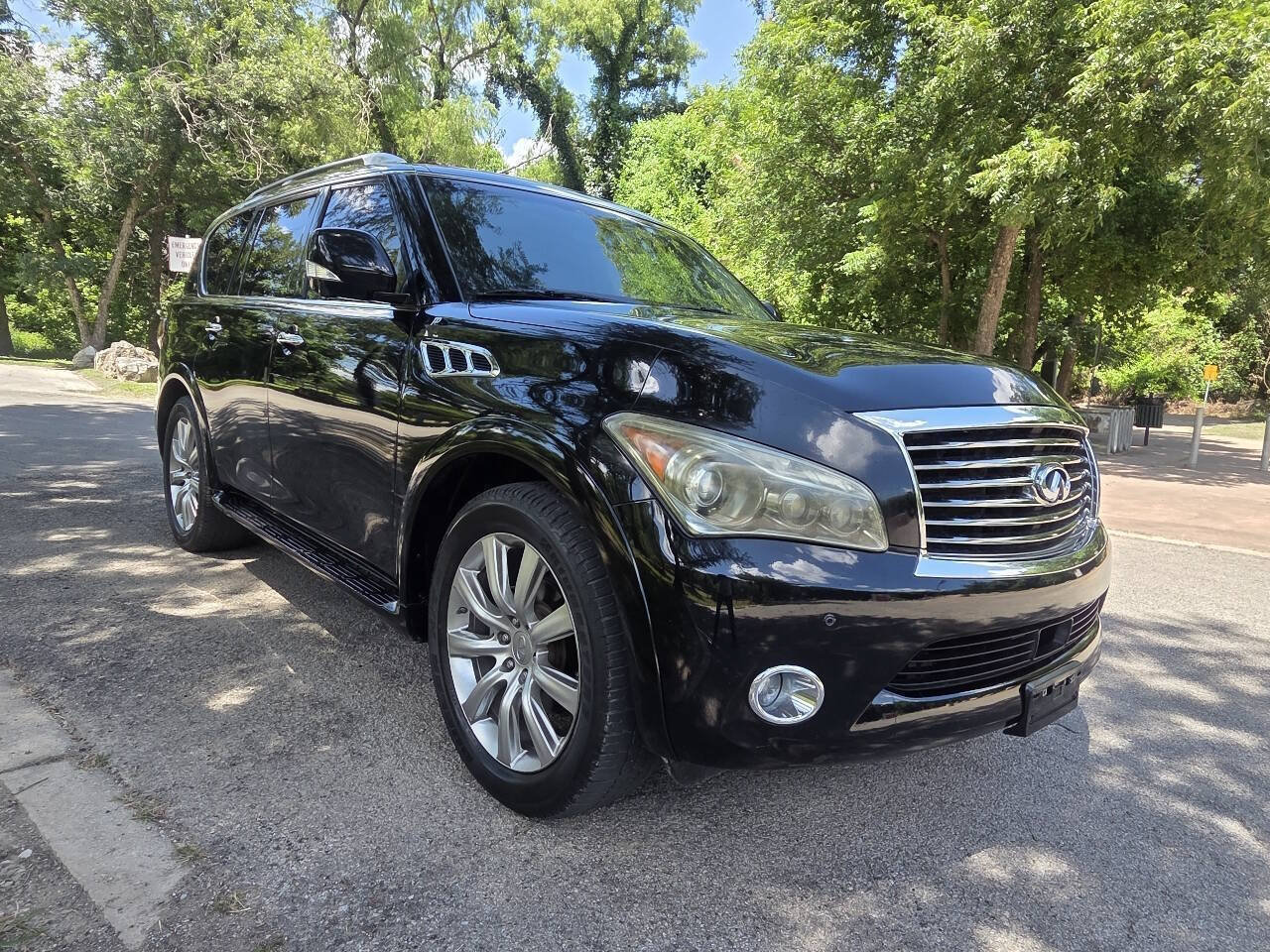 Used 2011 INFINITI QX56 2WD w/ Deluxe Touring Pkg image 2