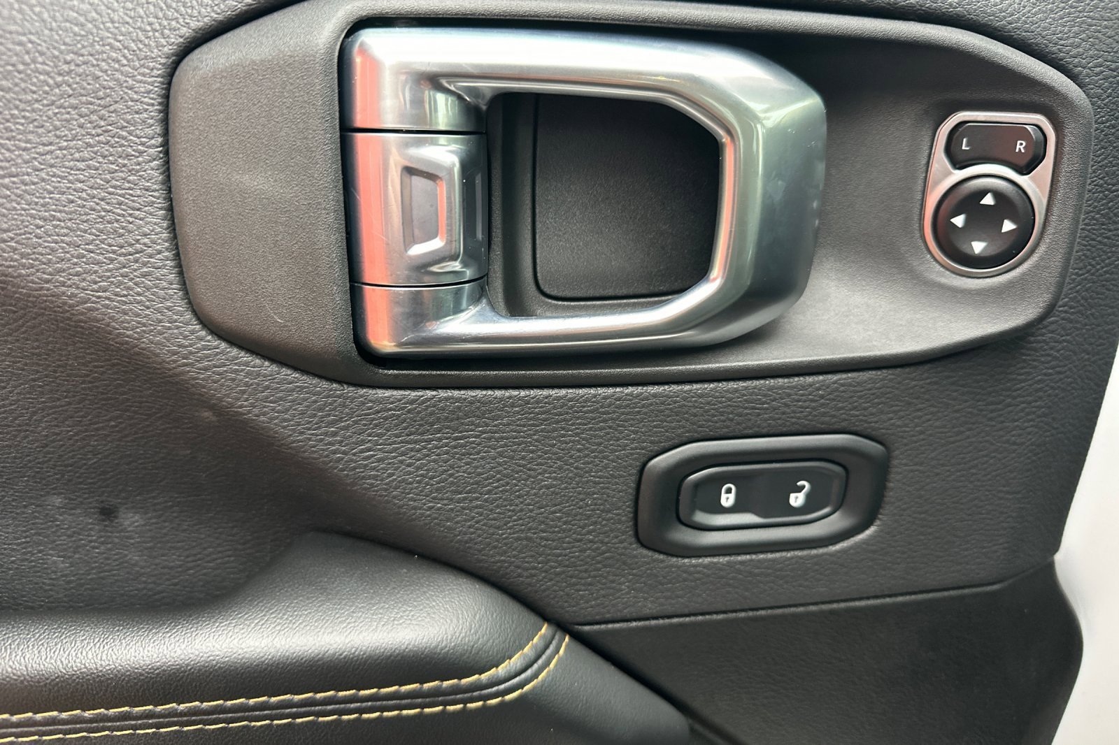 Used 2024 Jeep Wrangler Unlimited Sahara image 9