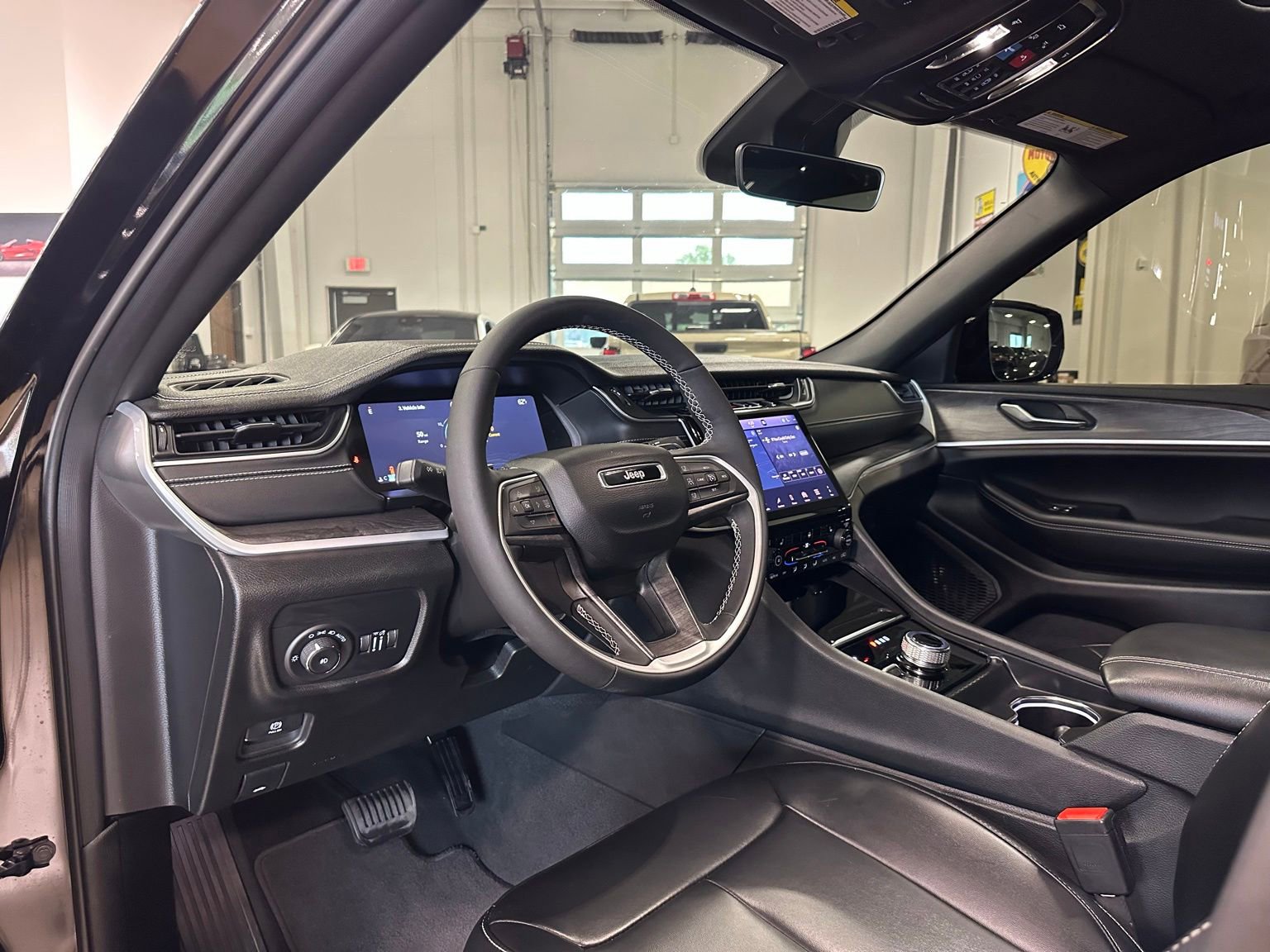 Used 2025 Jeep Grand Cherokee Limited AWD/4WD image 13