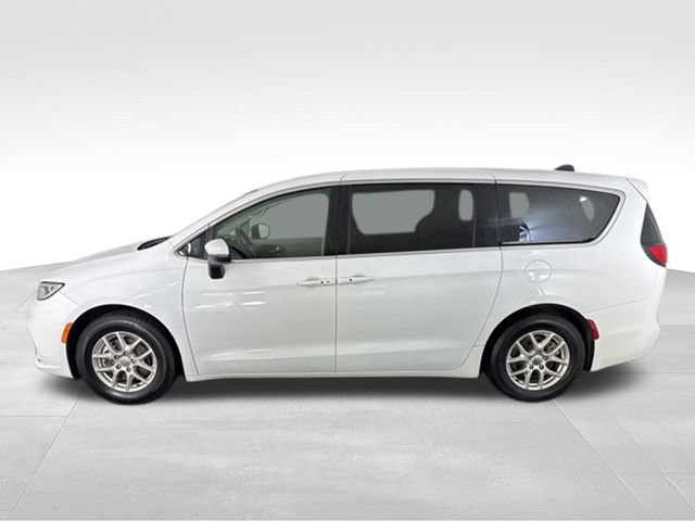 Used 2023 Chrysler Pacifica Touring-L FWD image 8