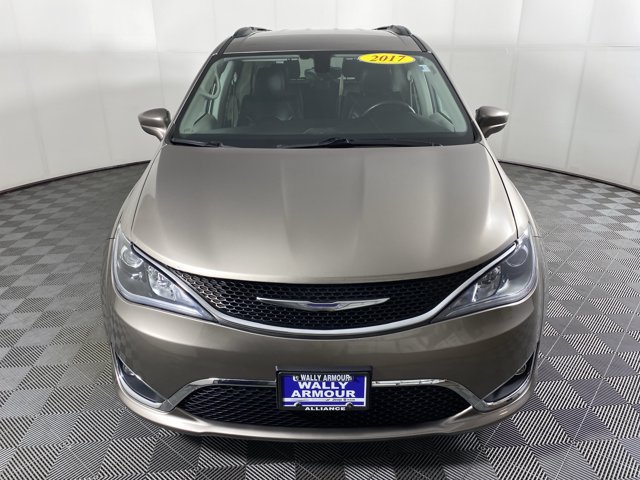 Used 2017 Chrysler Pacifica Touring-L w/ Tire & Wheel Group FWD image 11