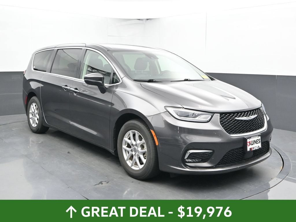 Used 2023 Chrysler Pacifica Touring-L FWD image 7