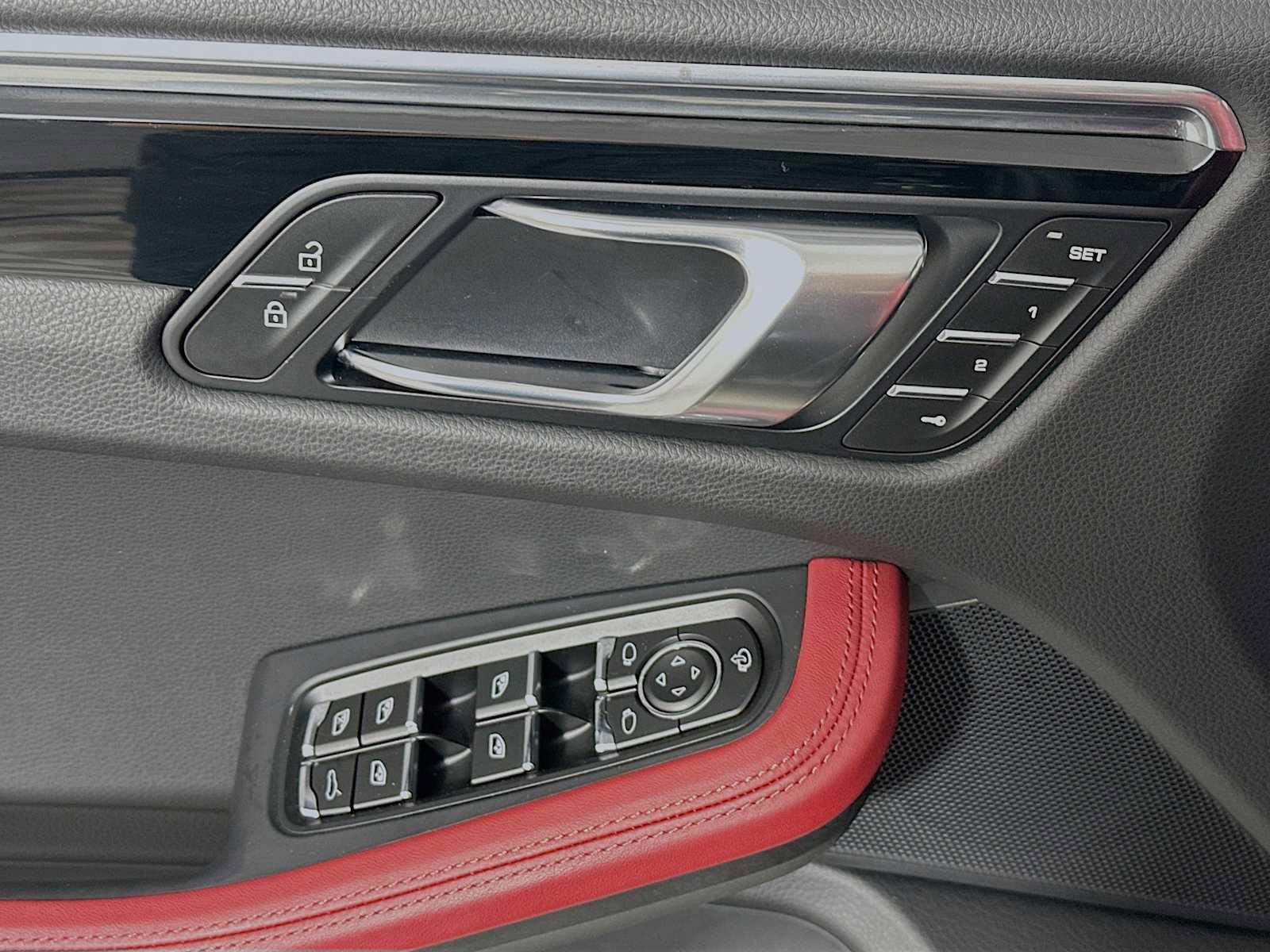 Certified 2025 Porsche Macan image 11