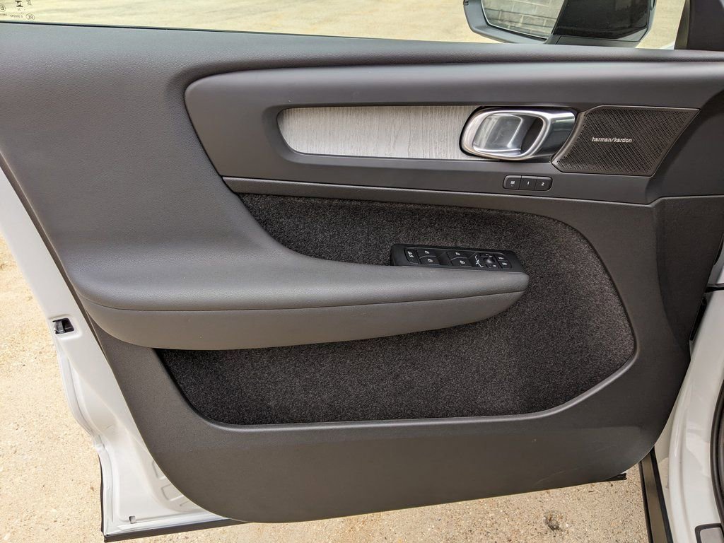 Certified 2025 Volvo XC40 B5 Ultra w/ Climate Package image 9