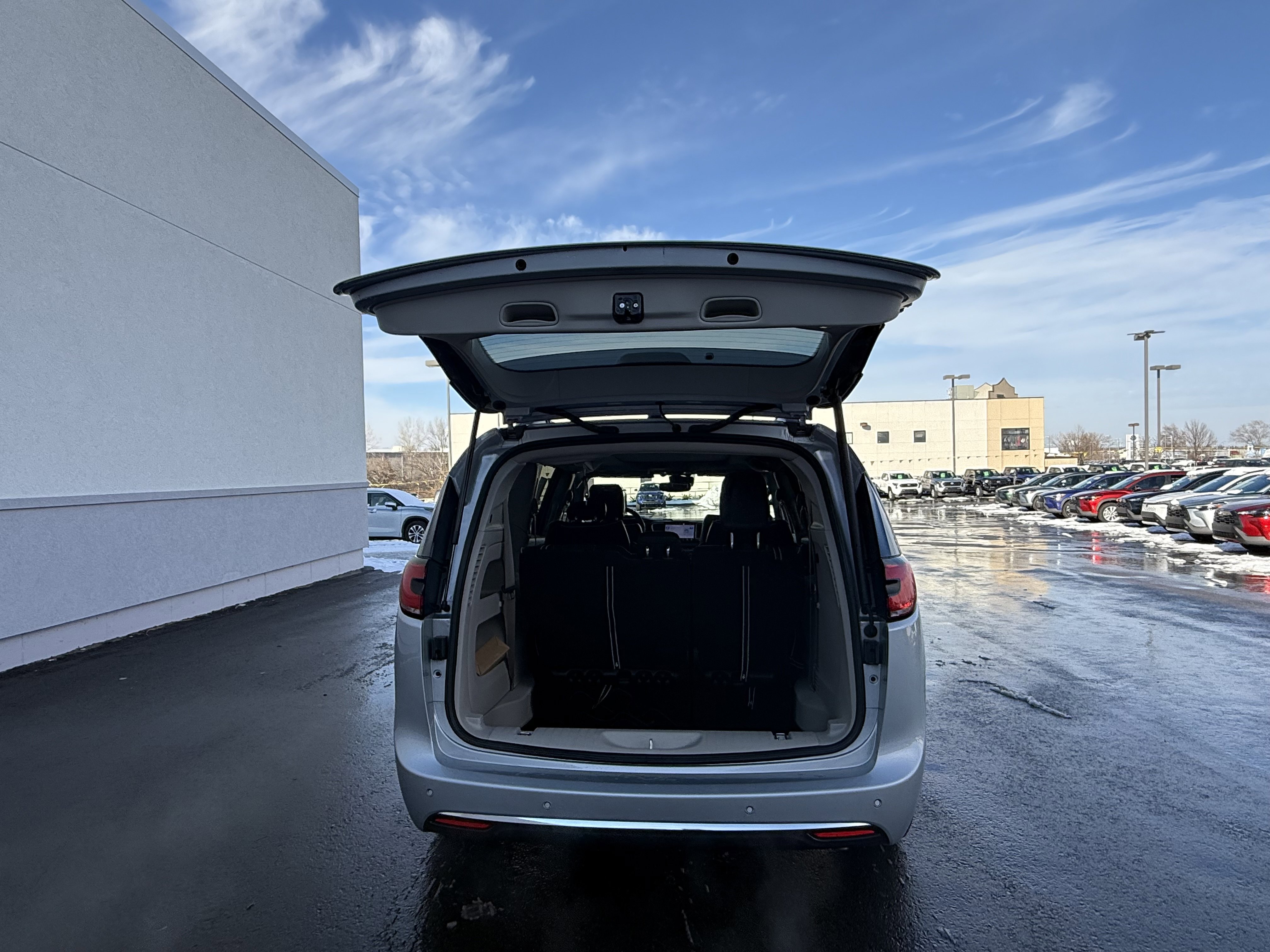 Used 2023 Chrysler Pacifica Limited image 5