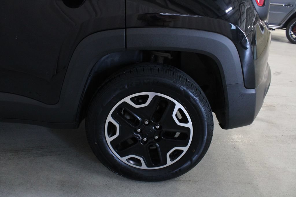 Used 2016 Jeep Renegade Trailhawk w/ Premium Trailhawk Package AWD/4WD image 27