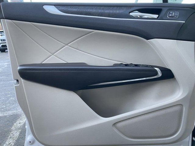 Used 2019 Lincoln MKC Reserve image 9