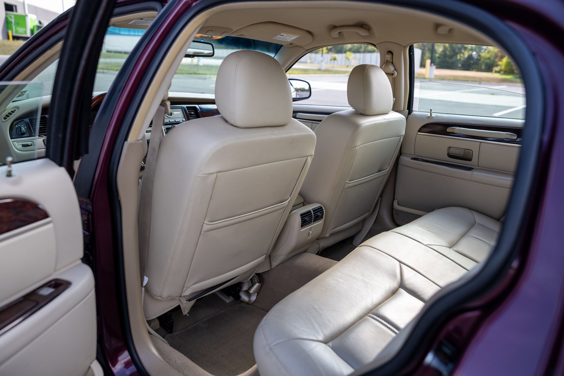 Used 2010 Lincoln Town Car Signature Limited image 33
