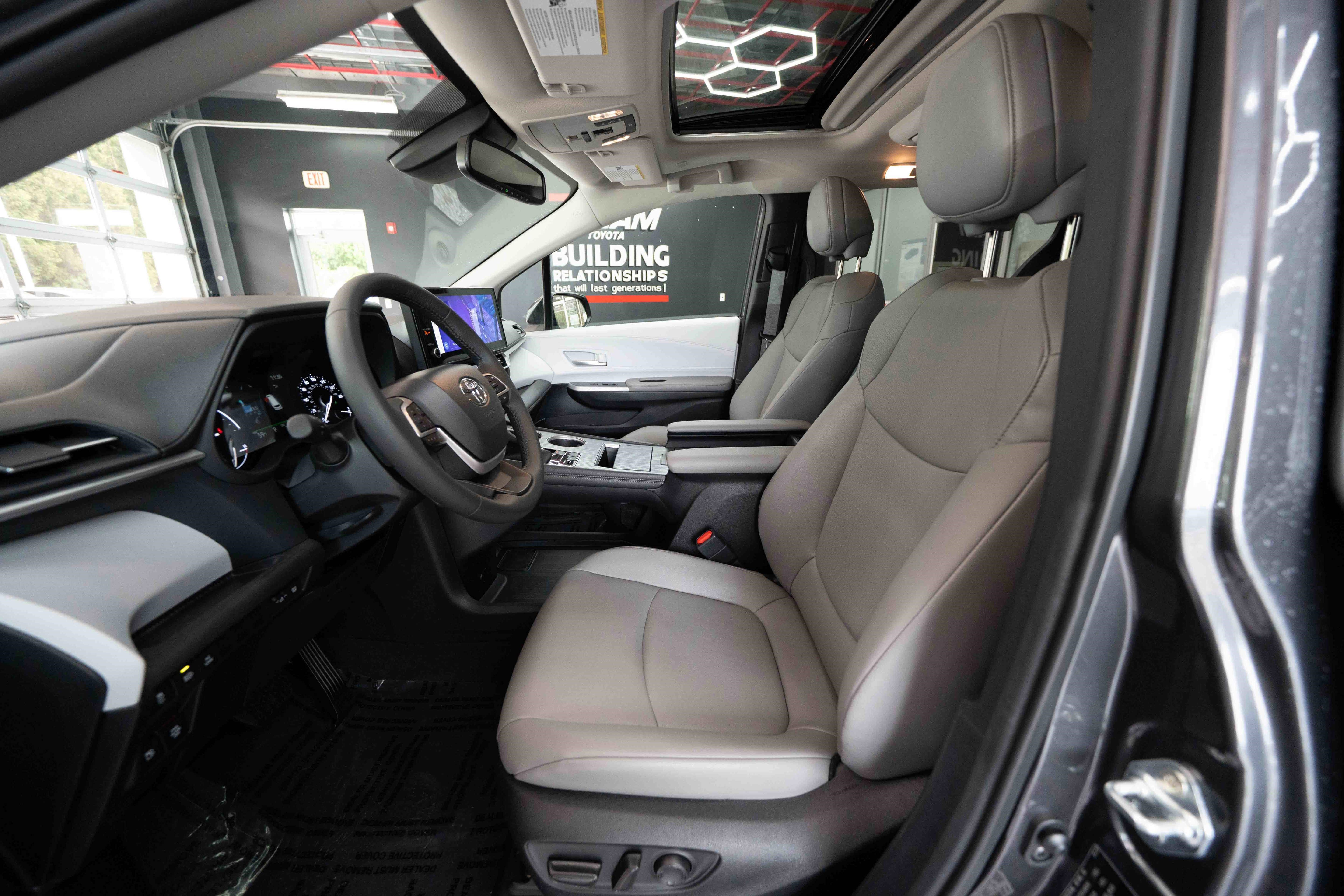 Used 2025 Toyota Sienna XLE w/ XLE Plus Package AWD/4WD image 9
