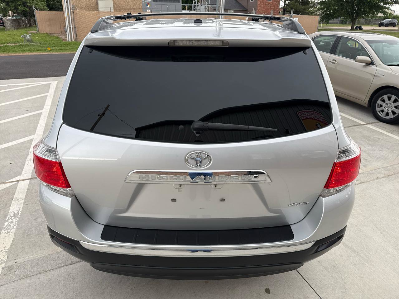 Used 2012 Toyota Highlander SE w/ Tow Pkg AWD/4WD image 11